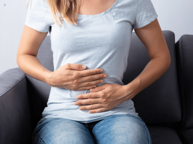 Жена, изпитваща болка в корема - основен симптом на колит
